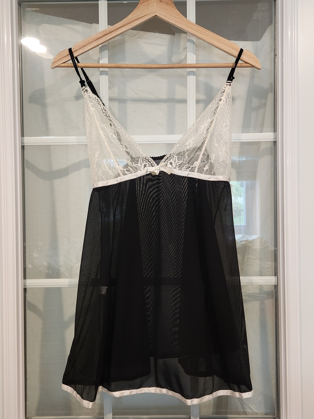 NWT La Vie En Rose Black and White Lace Trim Babydoll Chemise